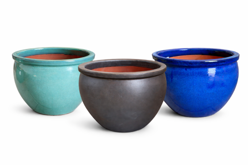 Trzy ceramiczne donice w blasku.png