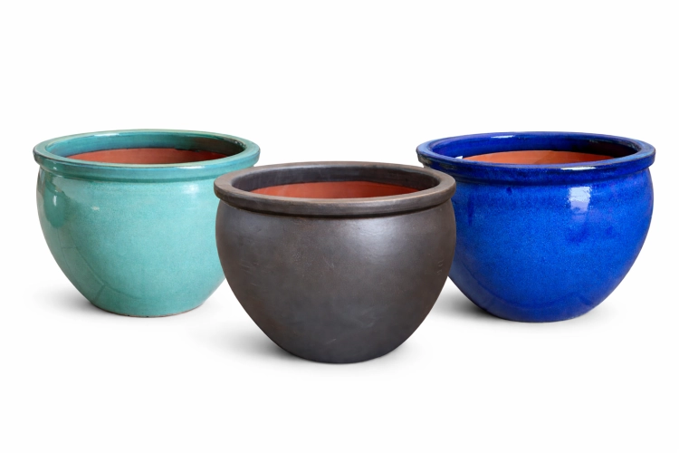 Trzy ceramiczne donice w blasku.png