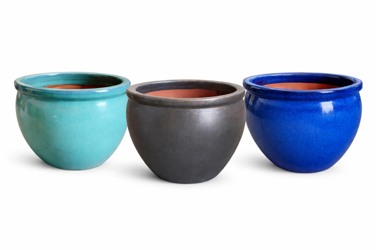 Kolorowe ceramiczne doniczki na białym tle.png